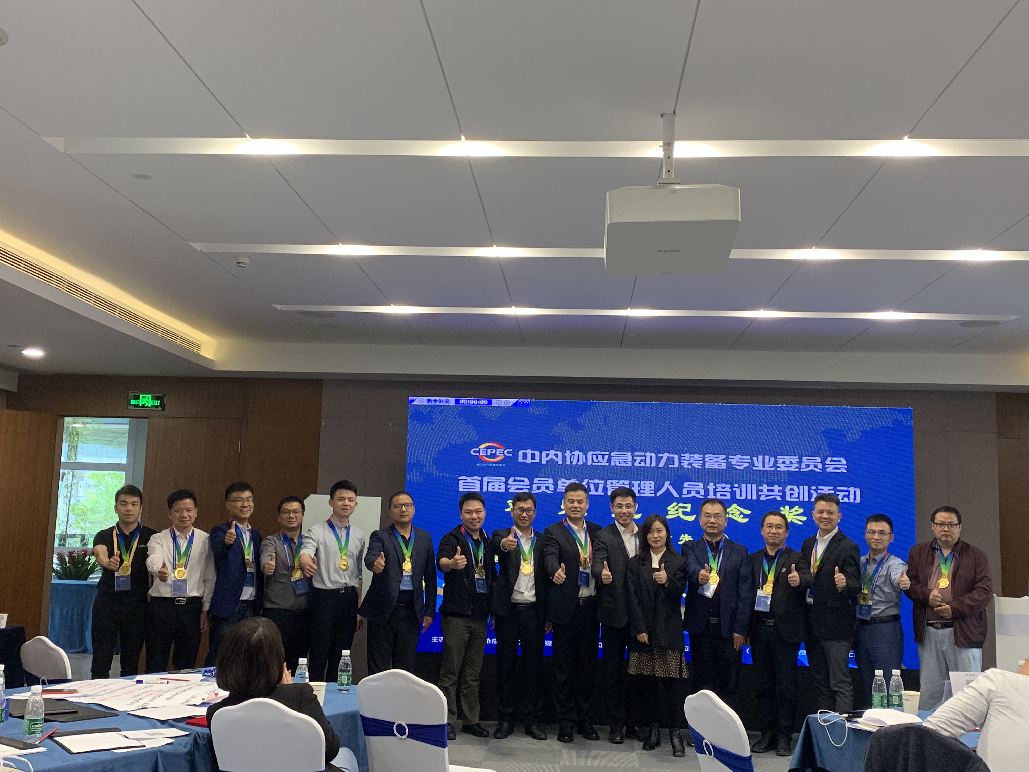 歡樂跑學(xué)員上臺領(lǐng)獎(jiǎng)合影留念