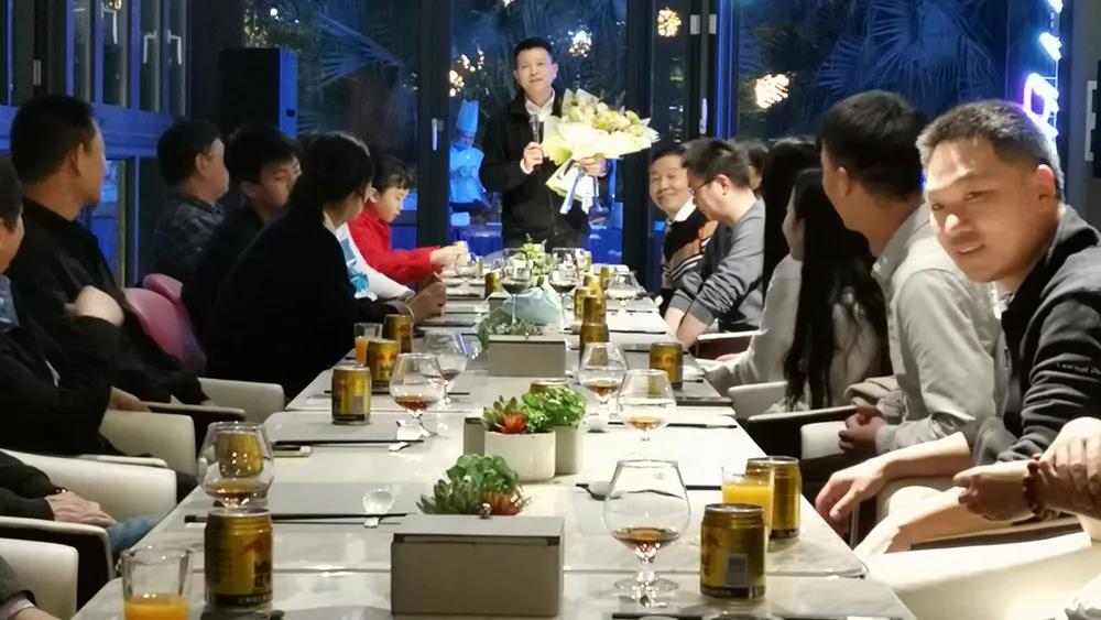 晚宴即將開始,董事長(zhǎng)李玉望感謝嘉賓到來(lái) 晚宴即將開始,董事長(zhǎng)李玉望感謝嘉賓到來(lái)