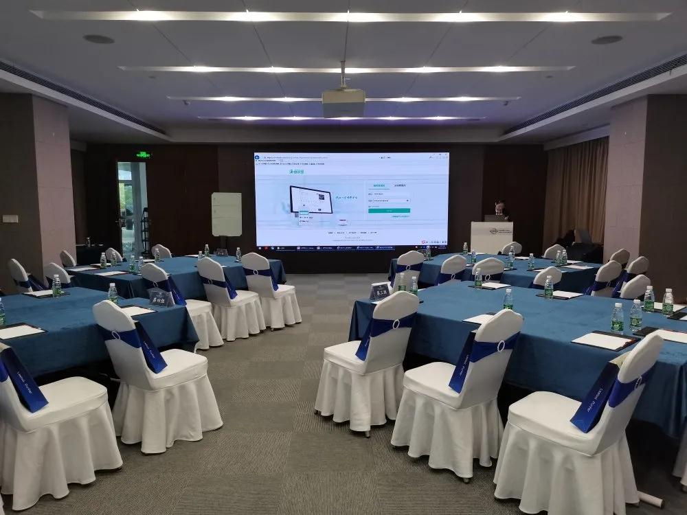 會務組正在進行會場整理及設備調試 會務組正在進行會場整理及設備調試