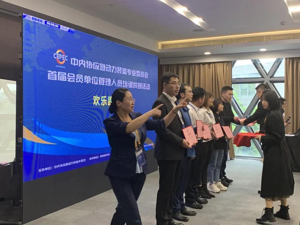 優秀學員上臺領獎 優秀學員上臺領獎