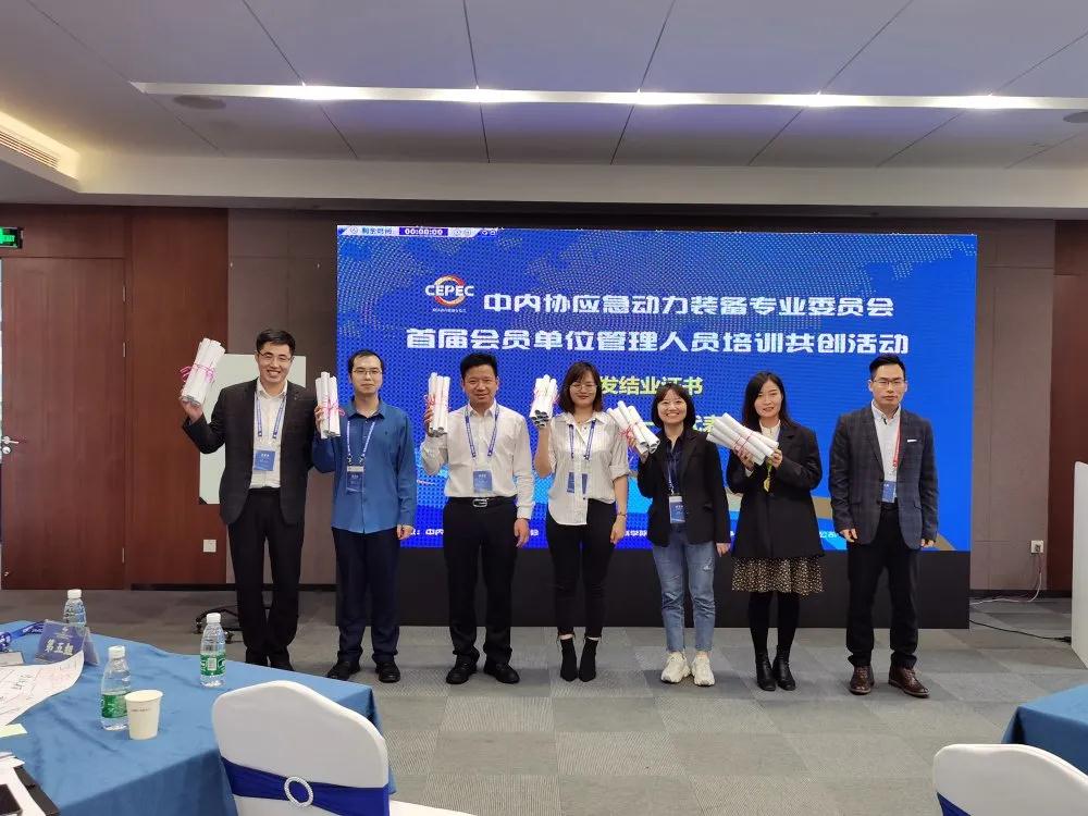 各組長上臺領取學員結業證書 各組長上臺領取學員結業證書