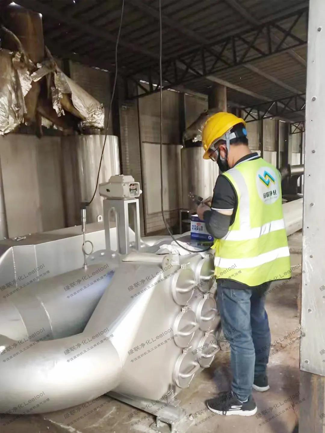 綠聯(lián)凈化黑煙及氮氧化物雙降系統(tǒng)正在安裝 綠聯(lián)凈化黑煙及氮氧化物雙降系統(tǒng)正在安裝